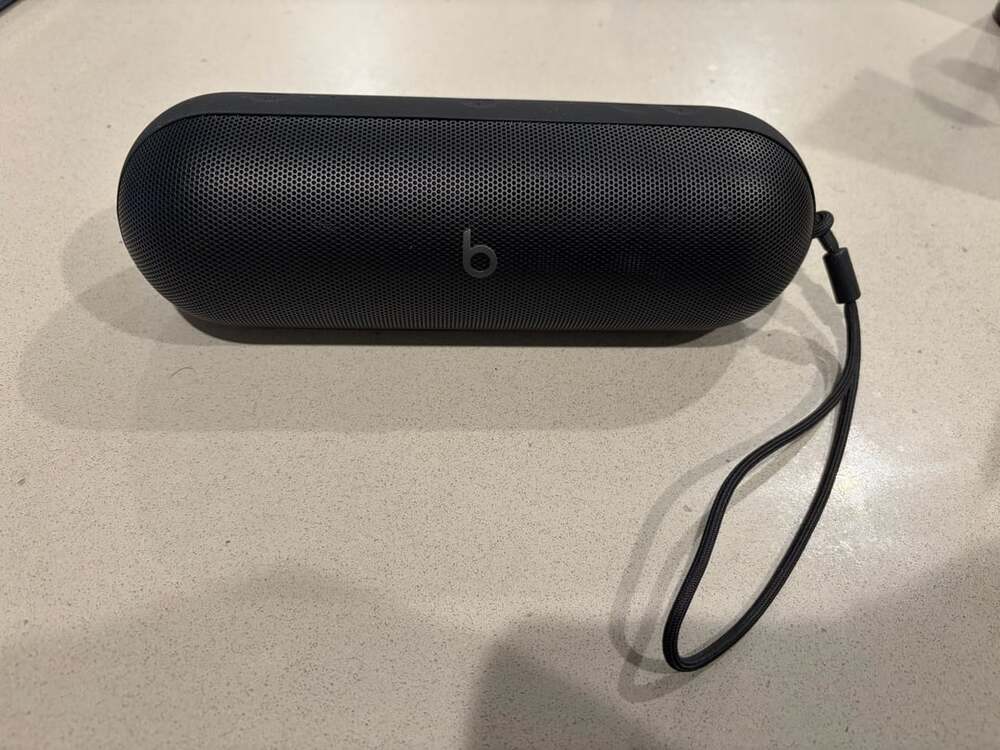 FOR PARTS( READ DESCRIPTION ) Beats Pill Wireless Bluetooth Speaker